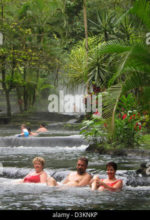 (Dpa) - Touristen genießen Sie ein Bad in den heißen Quellen "Termales Las Fuentes am Vulkan Mount Arenal in der Nähe von Fortuna de San Carlos, Costa Rica, 23. Februar 2005. Foto: Rolf Haid Stockfoto