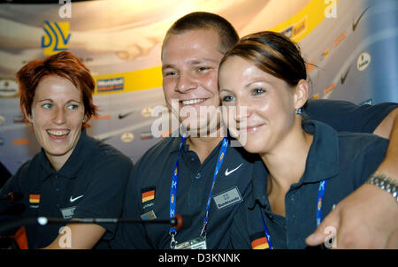 Deutsche Athleten, die Sonja Kesselschlaeger (L, Siebenkampf), Ralf Bartels (C, Kugelstoßen) und Sabrina Mockenhaupt (R, 10.000 m) für die Fotografen während des Starts einer Pressekonferenz für den Leichtathletik-Weltmeisterschaften in Helsinki, Finnland, Freitag, 5. August 2005 darstellen. Die Weltmeisterschaften nehmen findet vom 6. bis 14. August 2005. Stockfoto