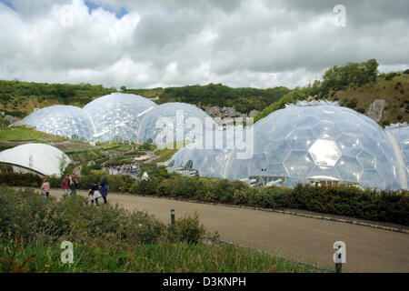 (Dpa) - das Bild vom 28. Mai 2005 zeigt die große Gewächshäuser des Projekts"Eden" im Boldeva in der Nähe von St Austell, Cornwall, UK. Das "Eden Project" befindet sich in einem ehemaligen Steinbruch wurde im September 2000 gegründet. Wachsen Sie in den Gewächshäusern Pflanzen aus verschiedenen Klimazonen, die sogenannte Biome. Der größte Wintergarten ist 240 Meter lang und 110 Meter hoch. Foto: Franz-Peter Tschaun Stockfoto