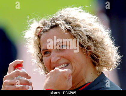 (Dpa) - deutscher Leichtathlet, Franka Dietzsch feiert, nachdem sie im Diskuswerfen qualifiziert, für das Finale Morgen um den 10. IAAF World Championships in Athletics, Helsinki, Finnland, Sonntag, 7. August 2005 zu werfen. Foto: Arne Dedert Stockfoto