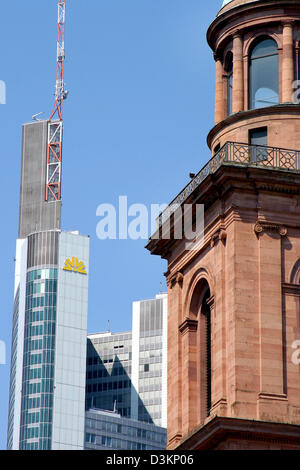 (Dpa) - das Bild zeigt die Paulskirche (R), berühmt durch die Revolution von 1848 und das Hochhaus der Commerzbank in Frankfurt am Main, 13. Juli 2005. Foto: Heiko Wolfraum Stockfoto