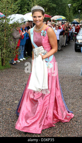 (Dpa) - lächelt Kronprinzessin Victoria von Schweden bei der Hochzeitszeremonie von Prinz Manuel von Bayern und Prinzessin Anna Zu Sayn-Wittgenstein-Berleburg in Stigtomta, Schweden, 6. August 2005. Foto: Albert Nieboer (Niederlande) Stockfoto