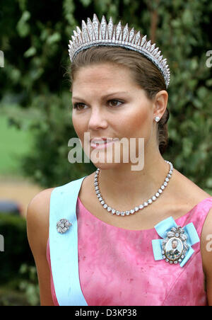 (Dpa) - lächelt Kronprinzessin Victoria von Schweden bei der Hochzeitszeremonie von Prinz Manuel von Bayern und Prinzessin Anna Zu Sayn-Wittgenstein-Berleburg in Stigtomta, Schweden, 6. August 2005. Foto: Albert Nieboer (Niederlande) Stockfoto