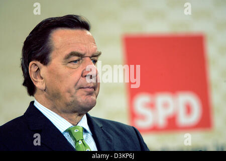 (Dpa) - im Bild Bundeskanzler Gerhard Schroeder während eines Presse-Cconference im Rathaus Kassel, Deutschland, Freitag, 5. August 2005. Der Vorsitz des Socialdemorats (SPD) trafen sich in Kassel, die letzten Details für die Bundeswahl-Kampagne zu begleichen. Nach dem Treffen diskutieren mehr als 300 Delegierte aller Wahlkreise in Strategiefragen zusammen mit Schröder und Stockfoto