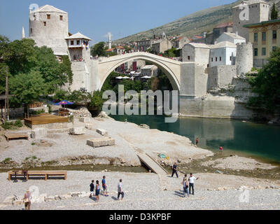 (Dpa) - das Bild zeigt die Stari Most Brücke über den Fluss Neretva in der Stadt von Mostar, Bosnien und Herzegowina, 4. September 2004. Die Brücke wurde im Jahr 1993 während des Krieges zwischen Kroatien und Bosnien und Herzegowina zerstört. Die Brücke wurde mit Hilfe internationaler Spendengelder rekonstruiert. Die offizielle Wiedereröffnung Zeremonie fand im Juli 2004. Seit Juli 2005 die Br Stockfoto