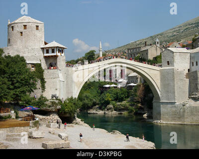 (Dpa) - das Bild zeigt die Stari Most Brücke über den Fluss Neretva in der Stadt von Mostar, Bosnien und Herzegowina, 4. September 2004. Die Brücke wurde im Jahr 1993 während des Krieges zwischen Kroatien und Bosnien und Herzegowina zerstört. Die Brücke wurde mit Hilfe internationaler Spendengelder rekonstruiert. Die offizielle Wiedereröffnung Zeremonie fand im Juli 2004. Seit Juli 2005 die Br Stockfoto