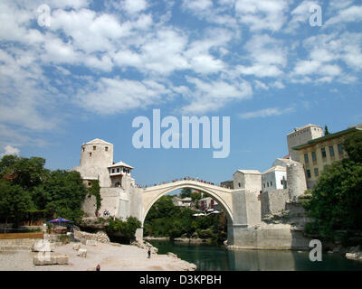 (Dpa) - das Bild zeigt die Stari Most Brücke über den Fluss Neretva in der Stadt von Mostar, Bosnien und Herzegowina, 4. September 2004. Die Brücke wurde im Jahr 1993 während des Krieges zwischen Kroatien und Bosnien und Herzegowina zerstört. Die Brücke wurde mit Hilfe internationaler Spendengelder rekonstruiert. Die offizielle Wiedereröffnung Zeremonie fand im Juli 2004. Seit Juli 2005 die Br Stockfoto