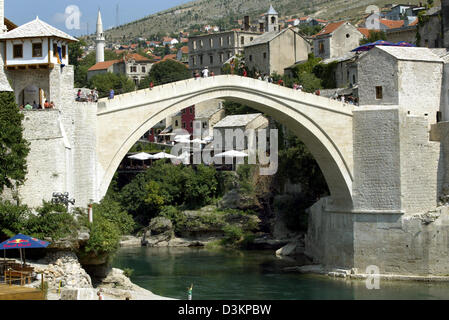 (Dpa) - das Bild zeigt die Stari Most Brücke über den Fluss Neretva in der Stadt von Mostar, Bosnien und Herzegowina, 4. September 2004. Die Brücke wurde im Jahr 1993 während des Krieges zwischen Kroatien und Bosnien und Herzegowina zerstört. Die Brücke wurde mit Hilfe internationaler Spendengelder rekonstruiert. Die offizielle Wiedereröffnung Zeremonie fand im Juli 2004. Seit Juli 2005 die Br Stockfoto