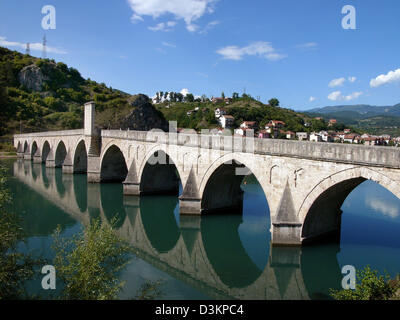 (Dpa) - das Bild zeigt eine Ansicht der Drina-Brücke mit der Stadt Visegrad im Hintergrund, Bosnien und Herzegowina, 2. September 2004. Nobelpreisträger Ivo Andric machte die Brücke ein literatily Denkmal durch dem Roman "Die Brücke über die Drina" zu schreiben. Foto: Matthias Schrader Stockfoto