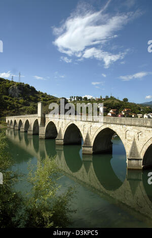 (Dpa) - das Bild zeigt eine Ansicht der Drina-Brücke mit der Stadt Visegrad im Hintergrund, Bosnien und Herzegowina, 2. September 2004. Nobelpreisträger Ivo Andric machte die Brücke ein literatily Denkmal durch dem Roman "Die Brücke über die Drina" zu schreiben. Foto: Matthias Schrader Stockfoto