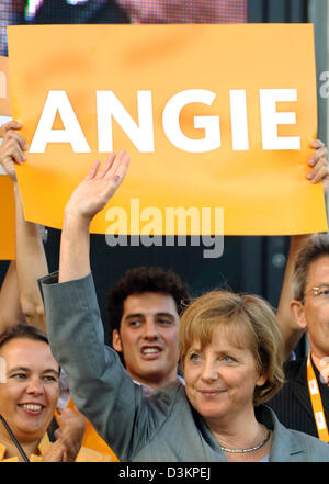 (Dpa) - Angela Merkel, Vorsitzende der Christlich Demokratischen Union (CDU) und Top-Kandidat für die Kanzlerschaft, Wellen und Lächeln während der Kampagne Rallye der CDU in Köln, 10. August 2005. Die CDU versucht, Revers den negativen Trend in den Meinungsumfragen mit einer aggressiven Haltung gegen die Sozialdemokratische Partei (SPD), der grünen Partei und gegen Deutsch-Ch Stockfoto