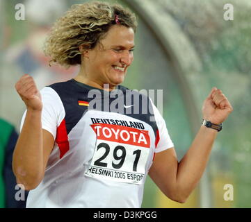 (Dpa) - deutscher Leichtathlet, Franka Dietzsch feiert, wie sie die Frauen Diskus-Finale bei der 10. IAAF World Championships in Athletics, Helsinki, Finnland, Donnerstag, 11. August 2005 gewinnt. Foto: ARNE DEDERT + Stockfoto