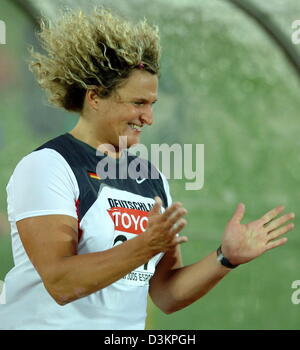 (Dpa) - deutscher Leichtathlet, Franka Dietzsch feiert, wie sie die Frauen Diskus-Finale bei der 10. IAAF World Championships in Athletics, Helsinki, Finnland, Donnerstag, 11. August 2005 gewinnt. Foto: ARNE DEDERT Stockfoto