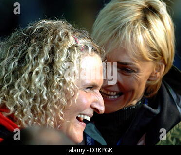 (Dpa) - deutsche Athletin Franka Dietzsch erhält Glückwünsche von ehemaligen Weitspringer Heike Drechsler (R) nach ihrem Sieg im Wettbewerb der Frauen Discus am 10. IAAF Leichtathletik-Weltmeisterschaften in Helsinki, Finnland, Donnerstag, 11. August 2005. Dietzsch gewann die Goldmedaille. Foto: Arne Dedert Stockfoto