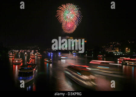 (Dpa) - das Bild zeigt die endgültige Anzeige Feuerwerk während der jährlichen Veranstaltung "Rhein in Flammen" über Festung Ehrenbreitstein in Koblenz, Samstag, 13. August 2005. Die Veranstaltung findet in das Mittelrheintal feiert in diesem Jahr sein 50-jähriges bestehen. Foto: Olaf Schepers Stockfoto