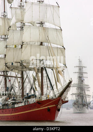 Das Ucranian voll getakelt Schiff "Khersones", gefolgt von norwegischen voll manipulierten Schiff "Christian Radich", geht auf die Weser während der Windjammer-Parade des internationalen hohen Schiffe Festivals "Sail 2005" in Bremerhaven, Deutschland, Sonntag, 14. August 2005. Rund 340 Schiffe aus 20 Ländern nehmen an der maritimen Spektakel "Sail 2005", die vom 09. August bis 14 2. August läuft Stockfoto