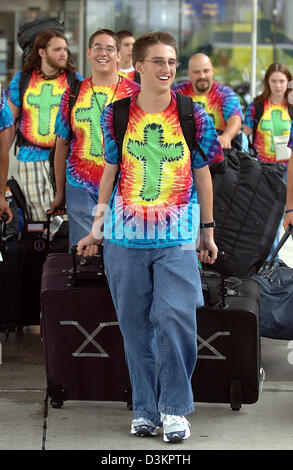 (Dpa) - das Bild zeigt der Weltjugendtag Pilgern aus Michigan (USA) Ankunft am internationalen Flughafen Köln/Bonn, Deutschland, Montag, 15. August 2005. Organisiert von der katholischen Kirche der 20. Weltjugendtag-Festival in Köln vom 15. bis 21. August 2005 läuft. Veranstalter erwarten mehr als 1 Million Pilger aus auf der ganzen Welt, das Festival beizutreten. Papst Benedikt XVI. Besuche die Stockfoto