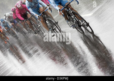 (Dpa) - das Bild zeigt die Radprofis im strömenden Regen während der ersten Etappe des German Cycling Tour von Altenburg, Plauen, Deutschland, Montag, 15. August 2005. Foto: Gero Breloer Stockfoto