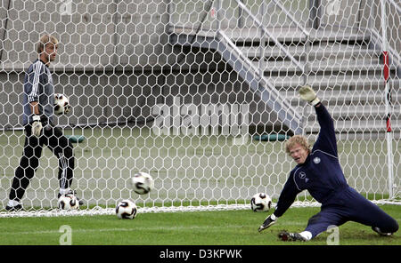 (Dpa) - das Bild zeigt Torhüter der deutschen Fußball-Nationalmannschaft Oliver Kahn (R) und sein Stellvertreter Timo Hildenbrand in der Commerzbank Arena in Frankfurt Main, Deutschland, Montag, 15. August 2005. Die Nationalmannschaft absolvierte ein Übungsbeispiel hier vor dem Abflug für den Fußball freundlich Niederlande vs. Deutschland in Rotterdam (Niederlande). Foto: Frank Mai Stockfoto