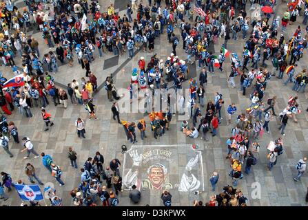 (Dpa) - Pilger des 20. Weltjugendtages umgeben eine große Zeichnung von Papst Benedict XVI, das ist die Schaffung eines Straße Malers, auf dem Domplatz in Köln, Deutschland, 15. August 2005. Katholische Jugendliche aus der ganzen Welt wird den ersten deutsche Papst seit 500 Jahren auf dem Weltjugendtag treffen die läuft vom 16. August bis 21. August 2005. 400.000 Jugendliche aus aro Stockfoto