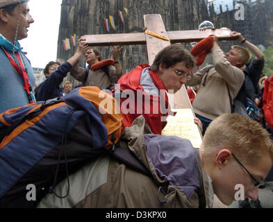 (Dpa) - Aufmachungen Pilger ein Kreuz vor dem Dom in Köln, 16. August 2005. Rund 1 Million Pilgern aus der ganzen Welt werden erwartet der 20. Weltjugendtag, die läuft vom 15. August bis 21. August 2005. Foto: Oliver Berg Stockfoto