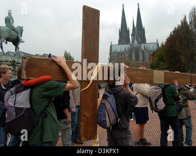 (Dpa) - durch die Stadt Köln, Deutschland, 16. August 2005 tragen Pilger einen symbolischen Kreuz. Rund 1 Million Pilgern aus der ganzen Welt werden erwartet der 20. Weltjugendtag, die läuft vom 15. August bis 21. August 2005. Foto: Oliver Berg Stockfoto