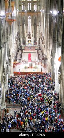 (Dpa) - Pilger besuchen die Kathedrale in Köln, Deutschland, Dienstag, 16. August 2005. Bis zu 1 Million Pilger aus der ganzen Welt werden erwartet der 20. Weltjugendtag vom 16. August bis 21 August 2005.Photo: Rolf Vennenbernd Stockfoto