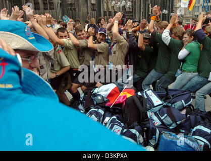 (Dpa) - Pilger aus Italien jubeln und spielen vor dem Dom in Köln, 16. August 2005. Bis zu 1 Million Pilger aus der ganzen Welt werden erwartet der 20. Weltjugendtag vom 16. August bis 21 August 2005.Photo: Oliver Berg Stockfoto