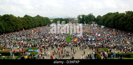 (Dpa) - haben mehr als 40.000 Pilger zusammen kommen, um ein Open-Air-Gottesdienst im Park "Hofgartenwiese" in Bonn, Deutschland, Dienstag, 16. August 2005 feiern. Die Veranstaltung war eine von drei Gottesdienst des 20. Weltjugendtages gewendet. Rund 40.000 christliche Jugendliche aus der ganzen Welt haben die Städte Köln, Bonn und Düsseldorf und den umliegenden Gebieten zu verwandelt. Stockfoto