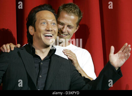 (Dpa) - US-Schauspieler Rob Schneider und deutsche Schauspieler Til Schweiger Witz während der Deutschland-Premiere ihres neuen Films "Deuce Bigalow - European Gigolo" in Berlin, Deutschland, 16. August 2005. Der Film ist eine Fortsetzung zu Schweiger sechs-jährigen Blockbuster "Miete ein Mann". Offizielles Premiere Datum ist Donnerstag, 18. August 2005. Foto: Jens Kalaene Stockfoto