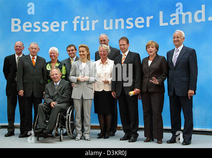 (Dpa) - Vorsitzende der Christlich Demokratischen Union (CDU) und Kandidat für den deutschen Kanzlerschaft Angela Merkel (2. v. R) und der Vorsitzende des CSU Edmund Stoiber (R), Einführung der so genannten "Kompetenz-Team" für die deutsche Bundestagswahl im September während einer Pressekonferenz in Berlin, Mittwoch, 17. August 2005. Die Mitglieder des Teams und ihrer zukünftigen Abteilung Stockfoto