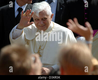 (Dpa) - "Wellenlinien" Pope Benedict XVI (C) für Pilger am Flughafen Köln/Bonn in Köln, Deutschland, Donnerstag, 18. August 2005. Der Besuch des 20. Weltjugendtages in Köln ist der erste Staatsbesuch des Papstes vier Monate nach seiner Wahl. Foto: Federico Gambarini Stockfoto