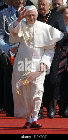 (Dpa) - "Wellenlinien" Papst Benedict XVI, das Publikum bei seiner Ankunft am Flughafen Köln-Bonn, Deutschland, Donnerstag, 18. August 2005. Der Besuch des 20. Weltjugendtages in Köln ist der erste Staatsbesuch des Papstes vier Monate nach seiner Wahl. Foto: Federico Gambarini Stockfoto