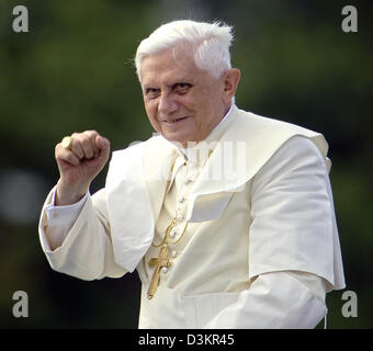 (Dpa) - "Wellenlinien" Papst Benedict XVI für die Pilger des Weltjugendtages von einem Schiff in Köln, Deutschland, Donnerstag, 18. August 2005. Der Papst besucht Weltjugendtag bis zur Ankunft Sonntag, 21. August 2005. Foto. Achim Scheidemann Stockfoto