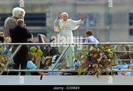 Papst Benedict XVI grüßt die Menschen am Ufer vom "RheinEnergie" Schiff in Köln, Deutschland, Thusrsday 18. August 2005. Die katholische Jugend der Welt trifft der erste deutsche Papst seit fast 500 Jahren. 400.000 Menschen aus 193 Ländern kommen auf dem Weltjugendtag in Köln. Foto: Karl-Josef Hildenbrand Stockfoto