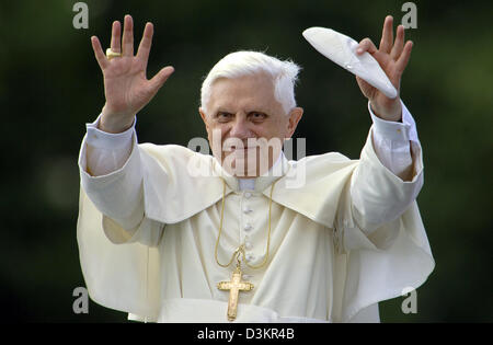 (Dpa) - "Wellenlinien" Papst Benedict XVI für die Pilger des Weltjugendtages von einem Schiff in Köln, Deutschland, Donnerstag, 18. August 2005. Der Papst besucht Weltjugendtag bis zum Sonntag 21. August. Foto: Achim Scheidemann Stockfoto