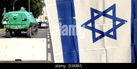 (Dpa) - steht eine gepanzerte Polizeiwagen vor der Synagoge, dass Papst Benedikt XVI. erwartet wird, um später auf Freitag, 19. August 2005 in Köln zu besuchen. Die Trauerfeier zum Gedenken an die Juden ermordet während des Dritten Reichs, das heißt in der Synagoge abgehalten werden, ist als einer der Höhepunkte im Programm des Papstes bei seinem Besuch in Deutschland. Bendedict XVI werden Stockfoto