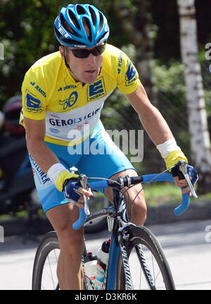 (Dpa) - US-Radsportler Levi Leipheimer (L) des Team Gerolsteiner, tragen gelbe Trikot des Gesamtführenden, in Aktion während der 5. Etappe der Deutschland-Tour-Radrundfahrt in der Nähe von Sölden, Deutschland, Freitag, 19. August 2005. Die 5. Etappe umfasst eine Strecke von 219,2 Kilometer von der Stadt von Sölden nach Friedrichshafen. Der Deutschland-Tour umfasst in neun Etappen eine Strecke von 1.530 Kilometer Stockfoto