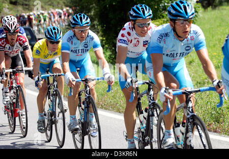 (Dpa) - die Mitglieder des Team Gerolsteiner deutscher Radfahrer (L-R) Ronny Scholz und Markus Fothen, italienischer Radrennfahrer Ronny Scholz und US Radfahrer Levi Leipheimer, tragen die Gesamtführenden das gelbe Trikot und US-Radsportler Bobby Julich von Team CSC in Aktion während der 5. Etappe der Deutschland-Tour-Radrundfahrt in der Nähe von Sölden, Deutschland, Freitag, 19. August 2005. Die 5. Etappe umfasst eine Strecke von Stockfoto