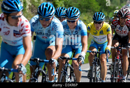 (Dpa) - die Mitglieder des Team Gerolsteiner (L-R) deutsche Radfahrer Markus Fothen, Schweizer Radsportler Marcus Zberg, deutsche Fabian Wegmann, US Radfahrer Levi Leipheimer, tragen die Gesamtführenden gelbe Trikot und US-Radsportler Bobby Julich von Team CSC in Aktion während der 5. Etappe der Deutschland-Tour-Radrundfahrt in der Nähe von Sölden, Deutschland, Freitag, 19. August 2005. Die 5. Etappe umfasst eine Strecke von Stockfoto