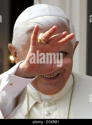 wie er Bundespräsident Horst Köhler offizielle Residenz Villa Hammerschmidt in der ehemaligen Bundeshauptstadt Bonn, 19. August 2005 verlässt "Wellenlinien" (Dpa) - Papst Benedikt XVI. Papst Benedikt hat einen Höflichkeitsbesuch, Bundespräsident Horst Köhler am Freitag, täglich von symbolträchtigen Besuch einer Synagoge und Gespräche mit den Protestanten dominiert werden wahrscheinlich eine politische Note hinzufügen. Foto: Arnd W Stockfoto