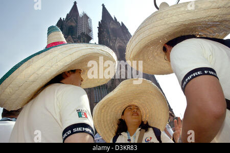 (Dpa) - unterhalten Pilger aus Mexiko vor dem Dom in Köln, Deutschland, Freitag, 19. August 2005. Die katholische Jugend der Welt trifft der erste deutsche Führer der katholischen Kirche in 500 Jahren. 400.000 Pilger aus 193 Ländern kommen nach der 20. Weltjugendtag läuft vom 16. August bis 21. August in Köln zu sehen, Papst Benedict XVI. Stockfoto