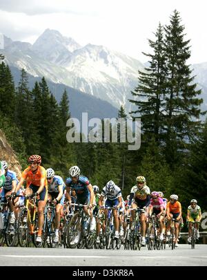 Radfahrer in Aktion während der 5. Etappe der Deutschland-Tour-Radrundfahrt in der Nähe von Sölden, Deutschland, Freitag, 19. August 2005. Die 5. Etappe umfasst eine Strecke von 219,2 Kilometer von der Stadt von Sölden nach Friedrichshafen. Der Deutschland-Tour umfasst in neun Etappen eine Strecke von 1.530 Kilometer von der Stadt Altenburg nach Bonn. Stockfoto