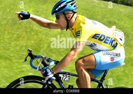 (Dpa) - US-Radsportler Levi Leipheimer des Team Gerolsteiner, tragen gelbe Trikot des Gesamtführenden, in Aktion während der 5. Etappe der Deutschland-Tour-Radrundfahrt in der Nähe von Sölden, Deutschland, Freitag, 19. August 2005. Die 5. Etappe umfasst eine Strecke von 219,2 Kilometer von der Stadt von Sölden nach Friedrichshafen. Der Deutschland-Tour umfasst in neun Etappen eine Strecke von 1.530 Kilometer fr Stockfoto