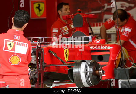 (Dpa) - arbeiten Mechanik von Ferrari in der Grube von ihren Rennstall in der Formel1 Rennstrecke Istanbul Park in Istanbul, Türkei, 18. August 2005. Formel 1 Grand Prix der Türkei statt findet am Sonntag 21. August. Foto: Roland Weihrauch Stockfoto