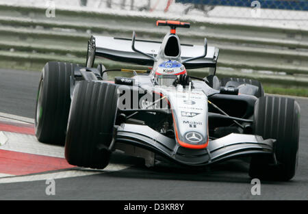 (Dpa) - finnischer Formel-1-Fahrer Kimi Räikkönen von McLaren-Mercedes in Aktion während des ersten Trainings für türkische Formula One Grand Prix in Istanbul Park circuit in Istanbul, Türkei, 19. August 2005. Räikkönen fuhr 2th schnellste Zeit.  Formel 1 Grand Prix der Türkei wird am Sonntag, 21. August 2005 stattfinden. Foto: Roland Weihrauch Stockfoto