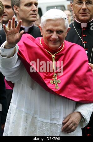 (Dpa) - Papst Benedict XVI lächelt und winkt dem Publikum nach seiner Ankunft im Kloster Pantaleon in Köln 19. August 2005. Papst Benedikt kam in seiner deutschen Heimat am Donnerstag 18. August, während die erste Auslandsreise seines Pontifikats, Besuch des 20. Weltjugendtages die besucht wird von Hunderttausenden jungen Katholiken. Stockfoto