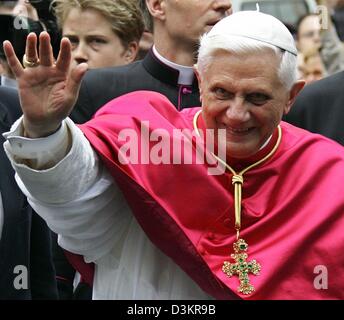 (Dpa) - Papst Benedict XVI lächelt und winkt dem Publikum nach seiner Ankunft im Kloster Pantaleon in Köln 19. August 2005. Papst Benedikt kam in seiner deutschen Heimat am Donnerstag 18. August, während die erste Auslandsreise seines Pontifikats, Besuch des 20. Weltjugendtages, die von Hunderttausenden jungen Katholiken besucht wird. Stockfoto