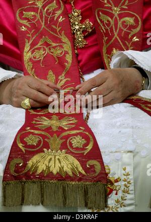 (Dpa) - die Hände von Papst Benedict XVI sind abgebildet, wie er ein Gebet mit jungen Priester außerhalb ihrer Priesterseminar in Köln, Deutschland, 19. August 2005 liest. Foto: Kai Pfaffenbach Stockfoto