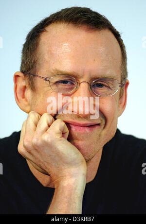 (Dpa) - (Datei) das Bild vom 15. Januar 2003 zeigt US-American Ballet Choreographen William Forsythe in Frankfurt Main, Deutschland. Laut einer Kritiker-Umfrage der deutschen Zeitschrift "Ballettanz" tanzen, Forsythe gilt als wichtigste Choreograph der Saison 2004/2005. Die Mehrheit der 37 internationale Experten geschätzt 55-j hrige Forsythes Entscheidung zu verlassen, Frankfurt m Stockfoto